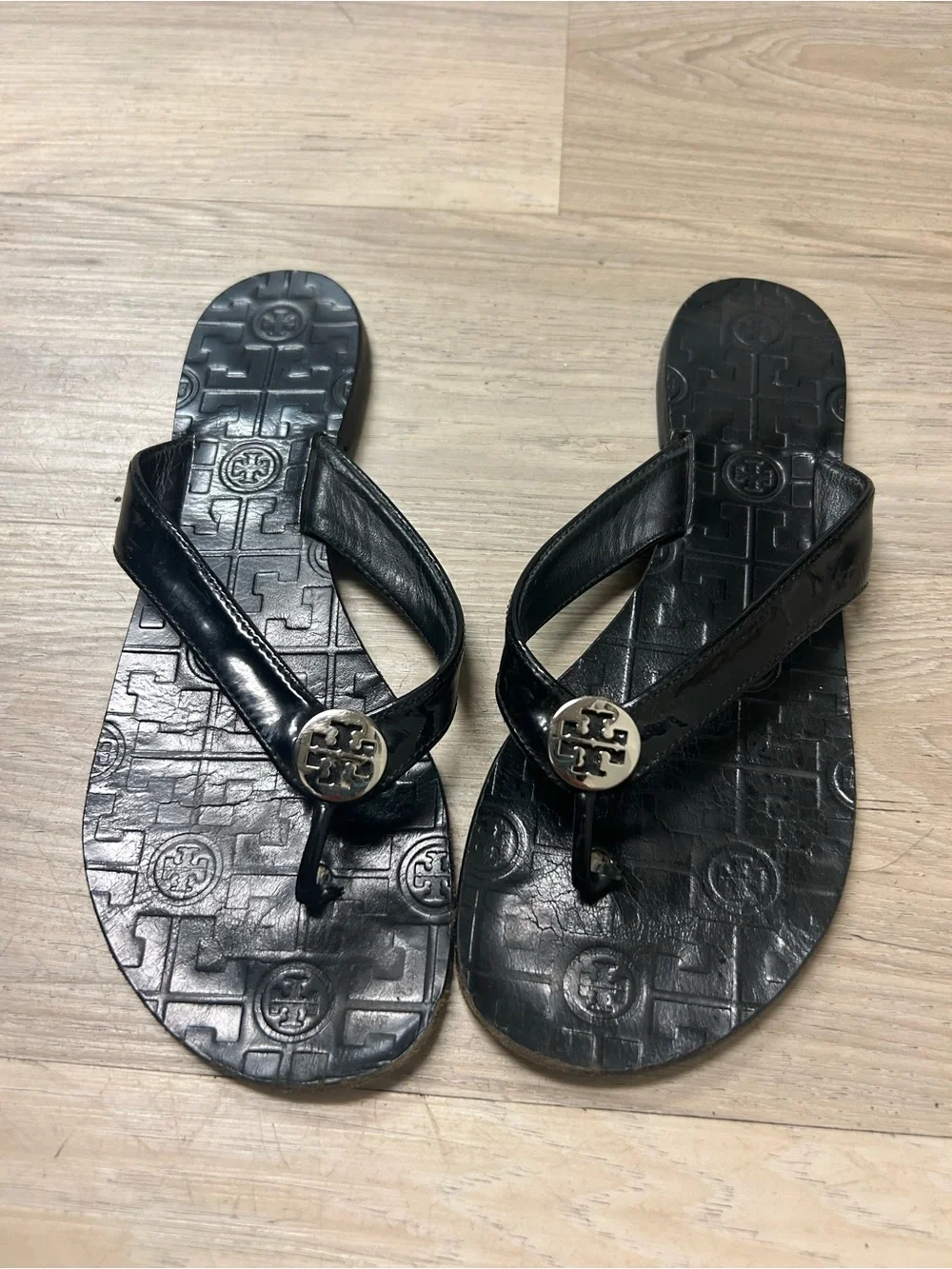 Tory Burch Thora Thong Sandals Black Strap Leather Size 9M Logo Flip Flops Beach
